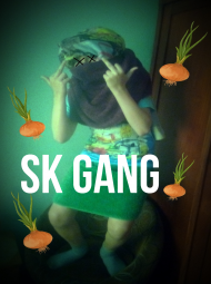 Czerwony T-shrt z grafiką i napisem SK GANG