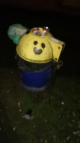 Uśmiechnięty kosz na śmieci